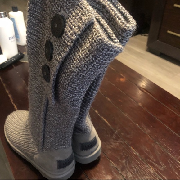 UGG Classic Cardy knitted sweater 3 button fold over boots.Silver color. Size: 8 - Picture 3 of 16